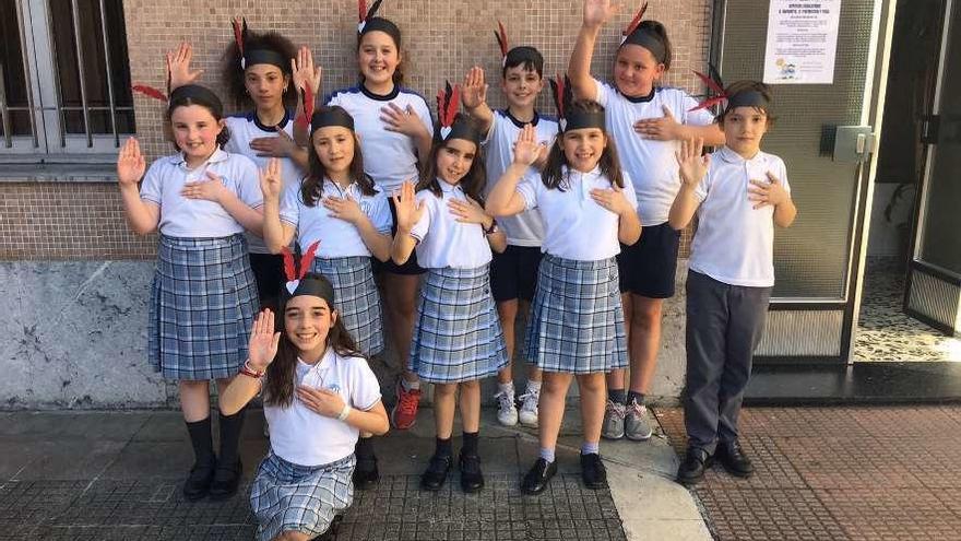 Los alumnos del Sagrada Familia que participaron en la grabación del vídeo.