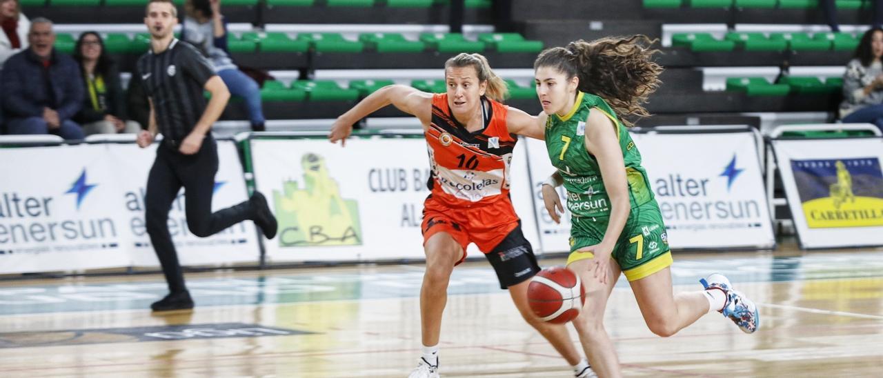 Lucía Fontela, con la pelota, durante el partido ante el Zamora.