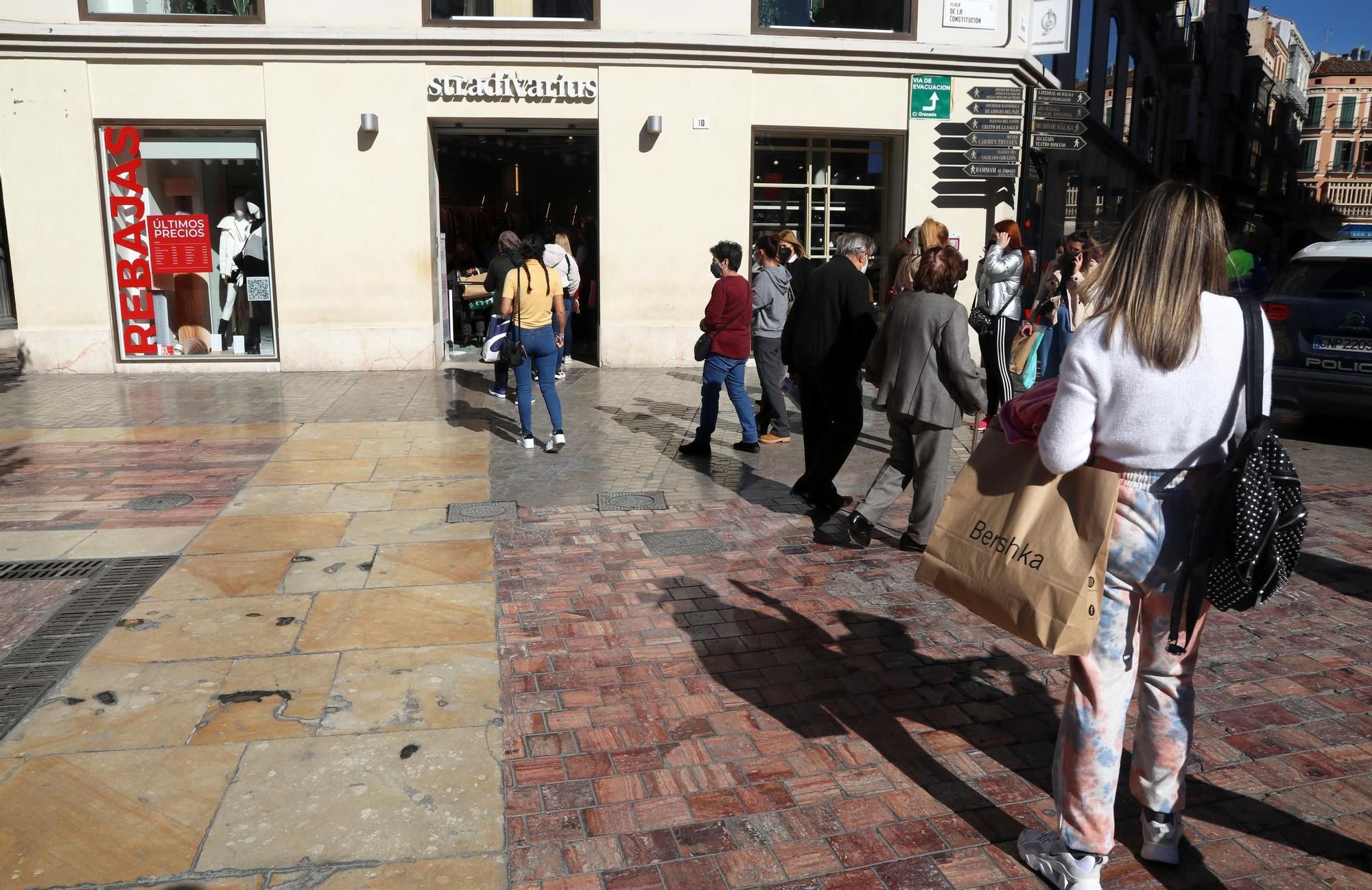 Colas en los comercios de Málaga el día antes del cierre de la actividad