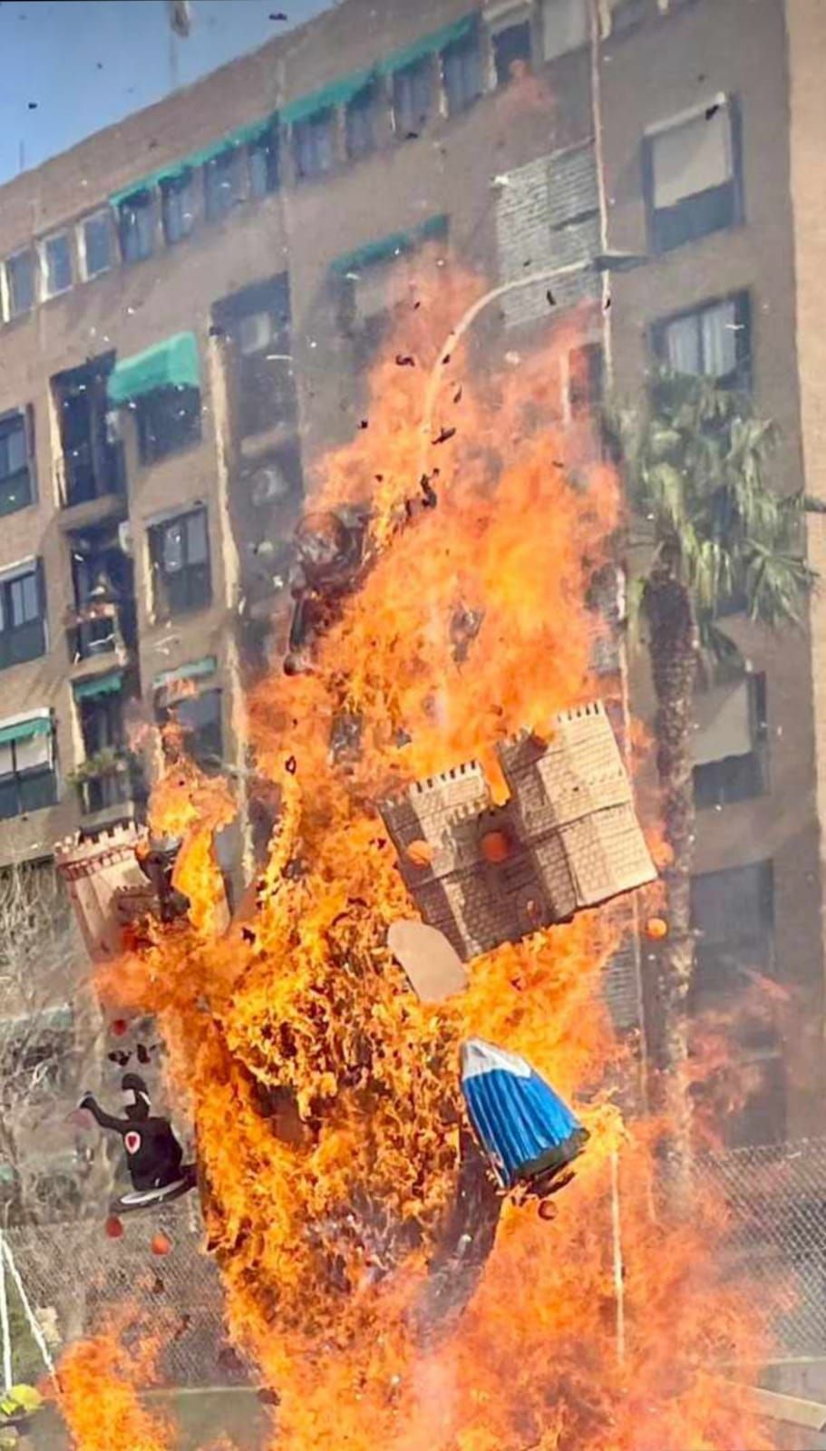 Falla sobre la ciutat de València en el CEIP 8 de Març de València. És el seu tema del curs.