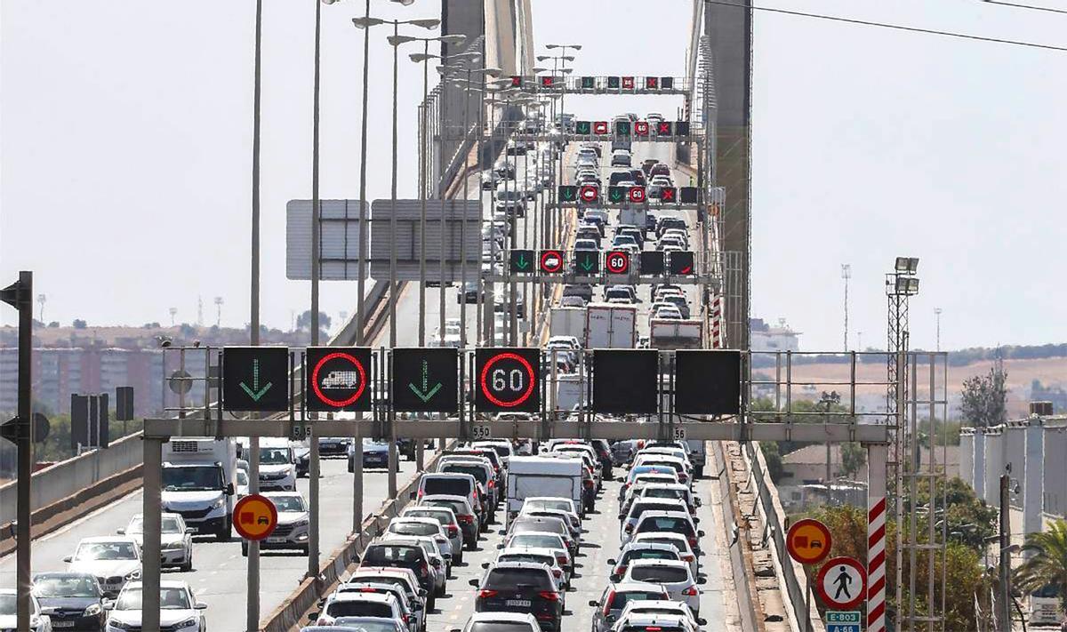 El Puente del Centenario, con un atasco en uno de sus sentidos.