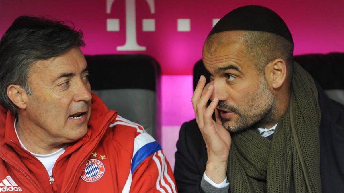 Domènec Torrent y Pep Guardiola, sentados en el banquillo del Bayern