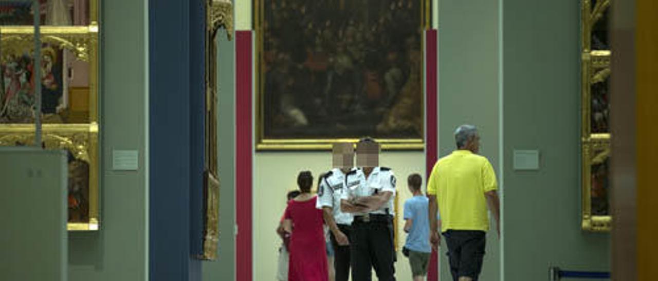 Vigilantes en el interior del San Pío V.