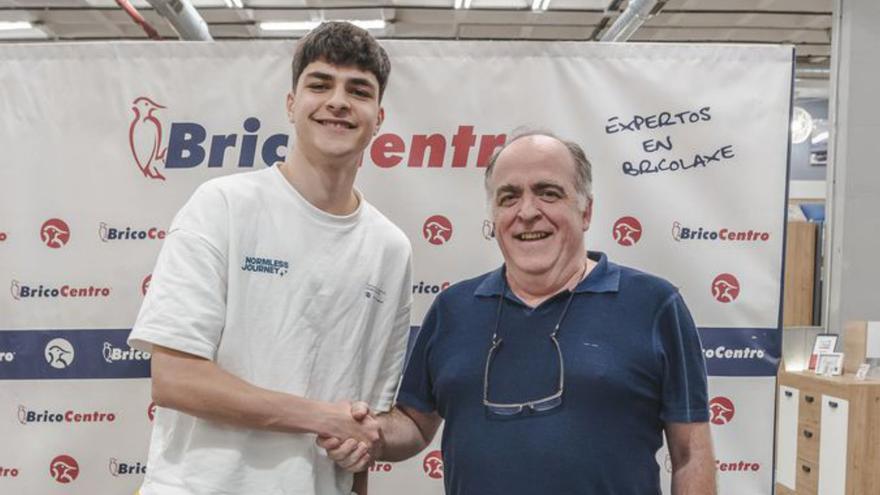 Isaac, fichaje del COB, con el presidente, Eduardo Villar. |  // A. PÉREZ