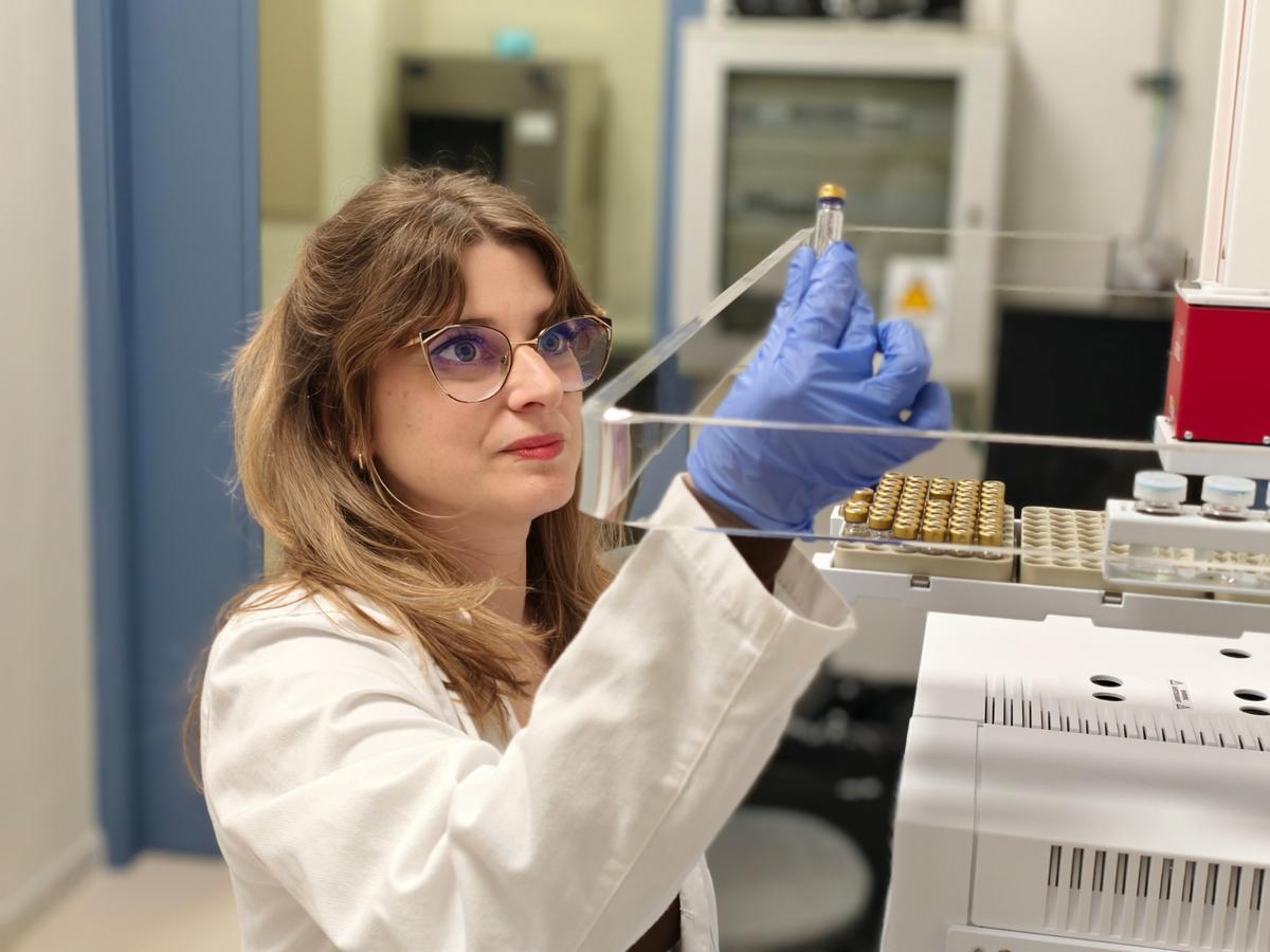 La científica Patricia Altea en el laboratorio de Cabimer.