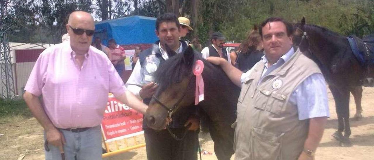 Xacobo Pérez (drcha) con Xosé Luis Méndez Ferrín en una competición de caballos PRG. // Asociación PRG