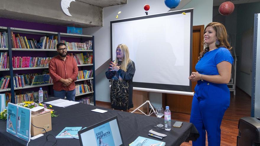 Carmen Artiles presenta su libro  &#039;Eres perfecta&#039; en Arguineguín