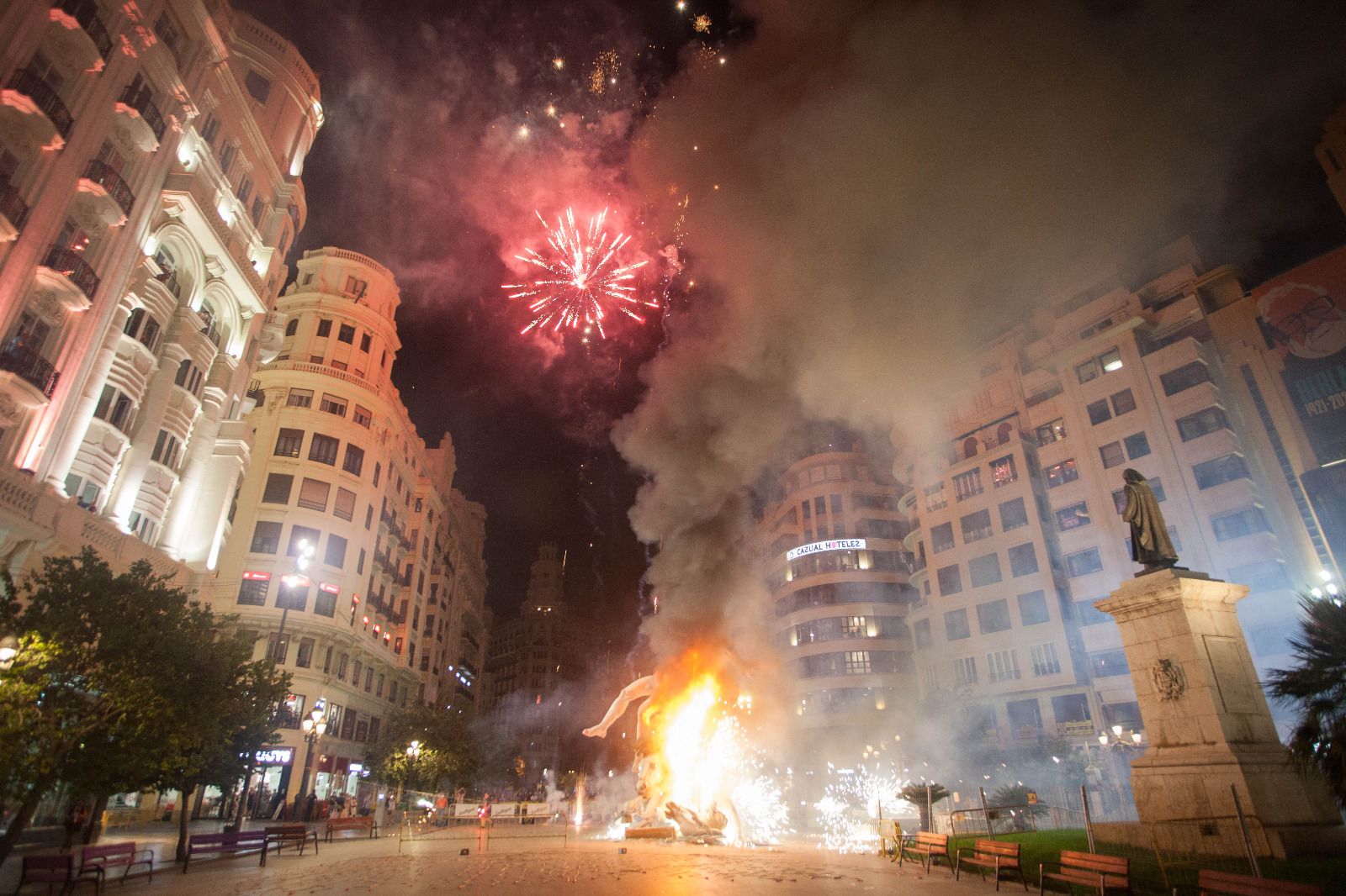 Así arden las otras fallas que se han plantado en la plaza del Ayuntamiento