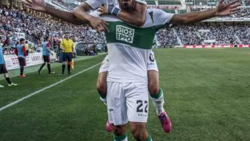 Jonathas celebra con Fayçal uno de los dos goles que le hizo ayer al Athletic Club.