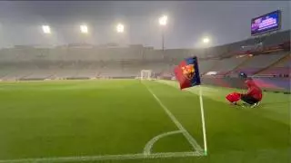Así se encuentra el terreno de juego por la lluvia antes del partido entre el Barça y el Valencia