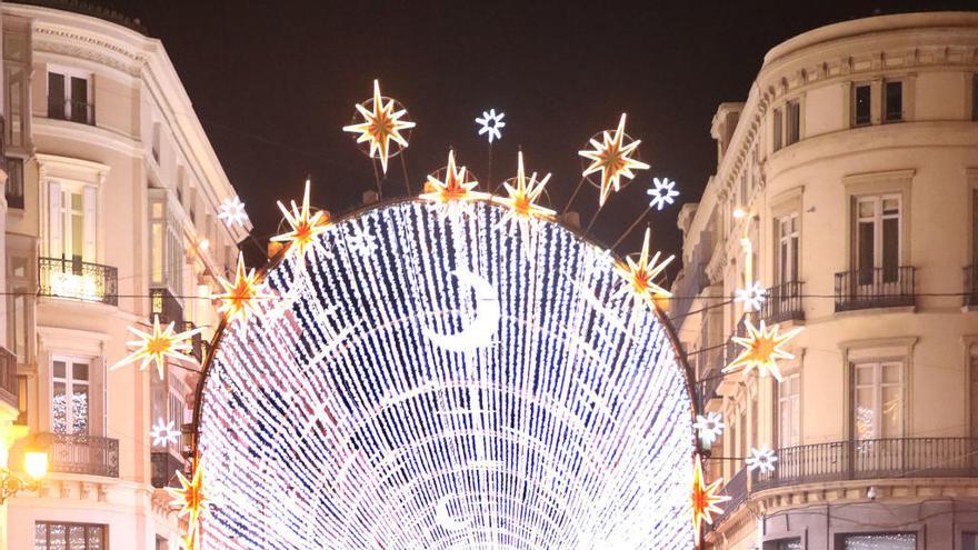 Miles de malagueños observan o graban el espectáculo de luz y música de la calle Larios.