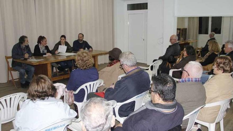 Un momento de la asamblea celebrada el sábado en el Centro Cultural José María Castroviejo. // S.Á.