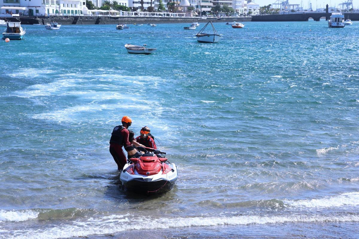 Simulacro durante la presentación de la Guía de Actividades Náuticas, este jueves, en Arrecife