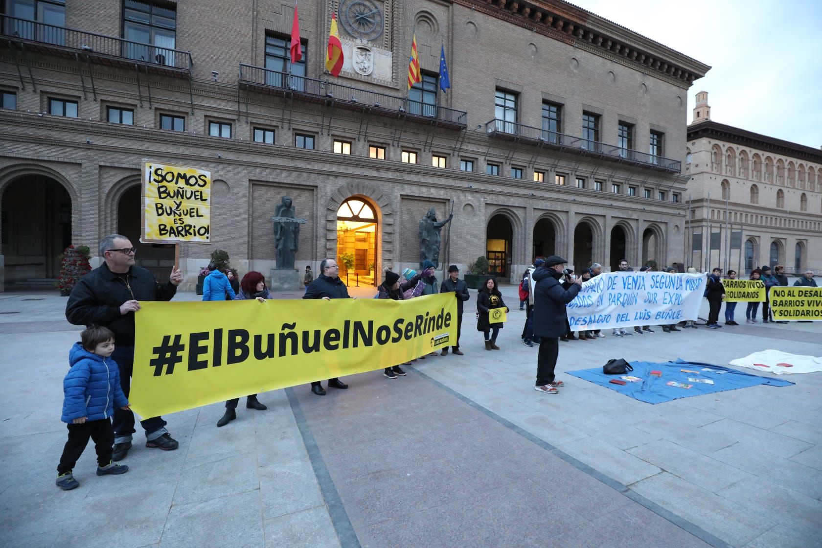 Protesta en la plaza del Pilar contra el desalojo del CSC Luis Buñuel