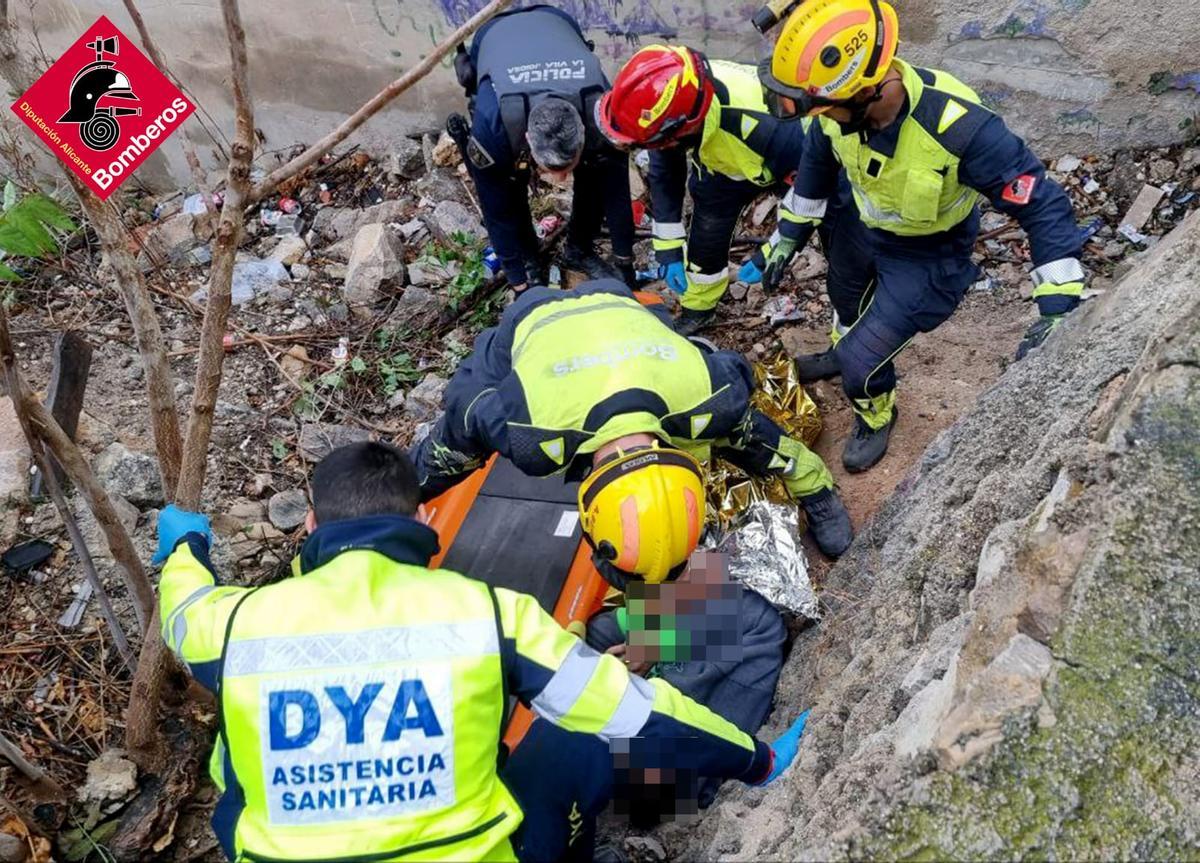 El momento del rescate de una persona en La Vila Joiosa.