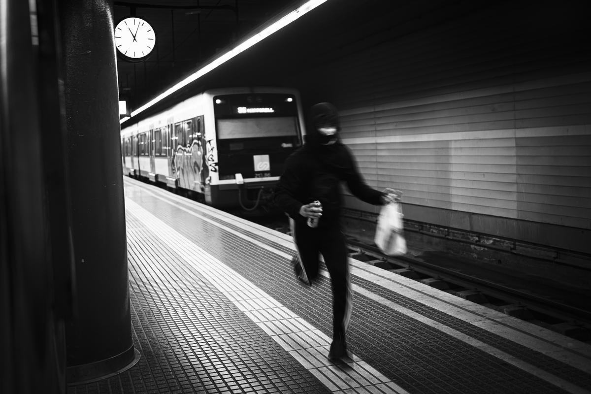 B. sale corriendo de la estación tras pintar junto a sus colegas un tren de los ferrocarriles en tres minutos. A su espalda el tren se va hacia la dirección contraria. Y en cuestión de segundos se esfumaron entre la cotidianidad de Barcelona.