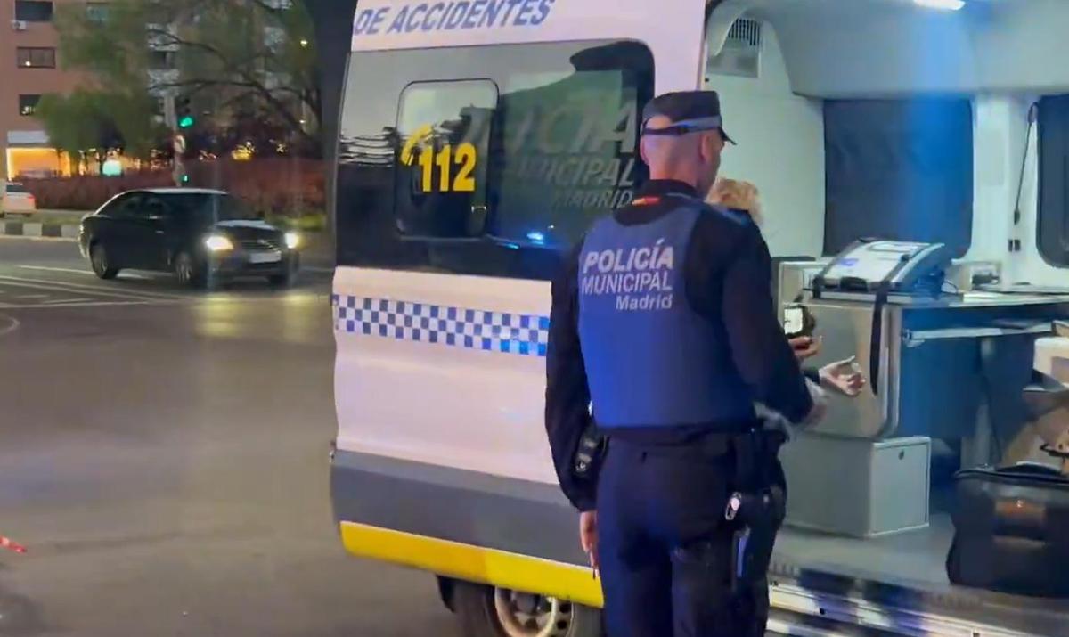 Colisión entre moto y bicicleta en Avda Planetario esquina Méndez Álvaro.