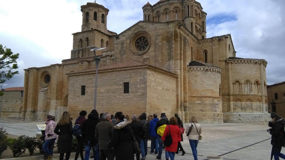 Turistas pasean por Toro. | |  MARÍA JESÚS CACHAZO