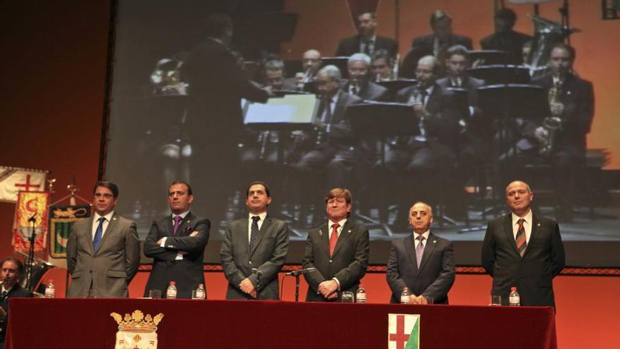 Los capitanes y alféreces con el alcalde y el presidente de la Asociación