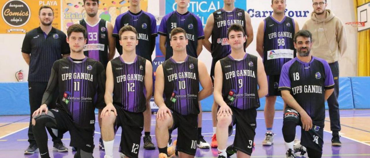 Jugadores y técnicos del filial de UpB Gandia. | UPB GANDIA