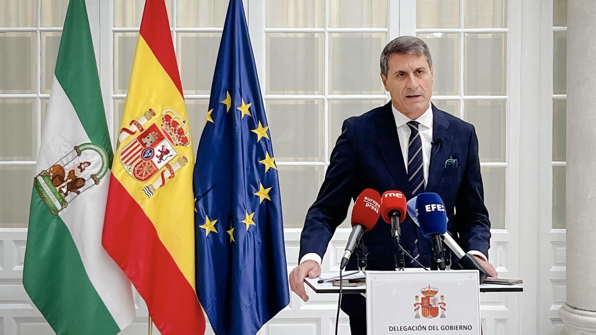 El delegado del Gobierno de España en Andalucía, Pedro Fernández durante la comparecencia ante los medios.