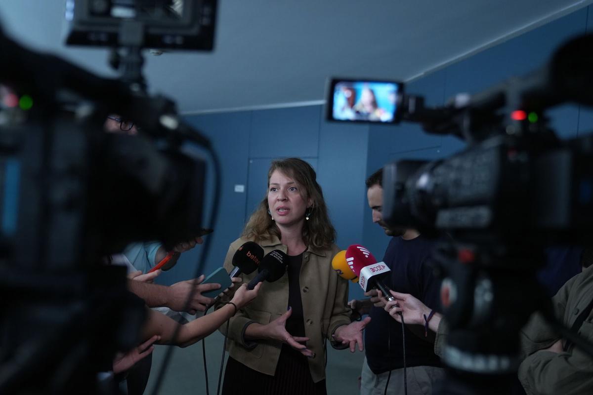 09/10/2025 La concejala de Junts Janet Sanz atiende a los medios de comunicación tras la presentación de la propuesta de Presupuesto Municipal del Ayuntamiento de Barcelona 2026, en el Ayuntamiento de Barcelona, a 9 de octubre de 2025, en Barcelona, Catalunya (España). POLITICA David Zorrakino - Europa Press