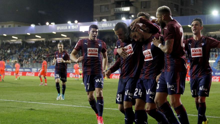 Los jugadores del Eibar celebran uno de sus goles
