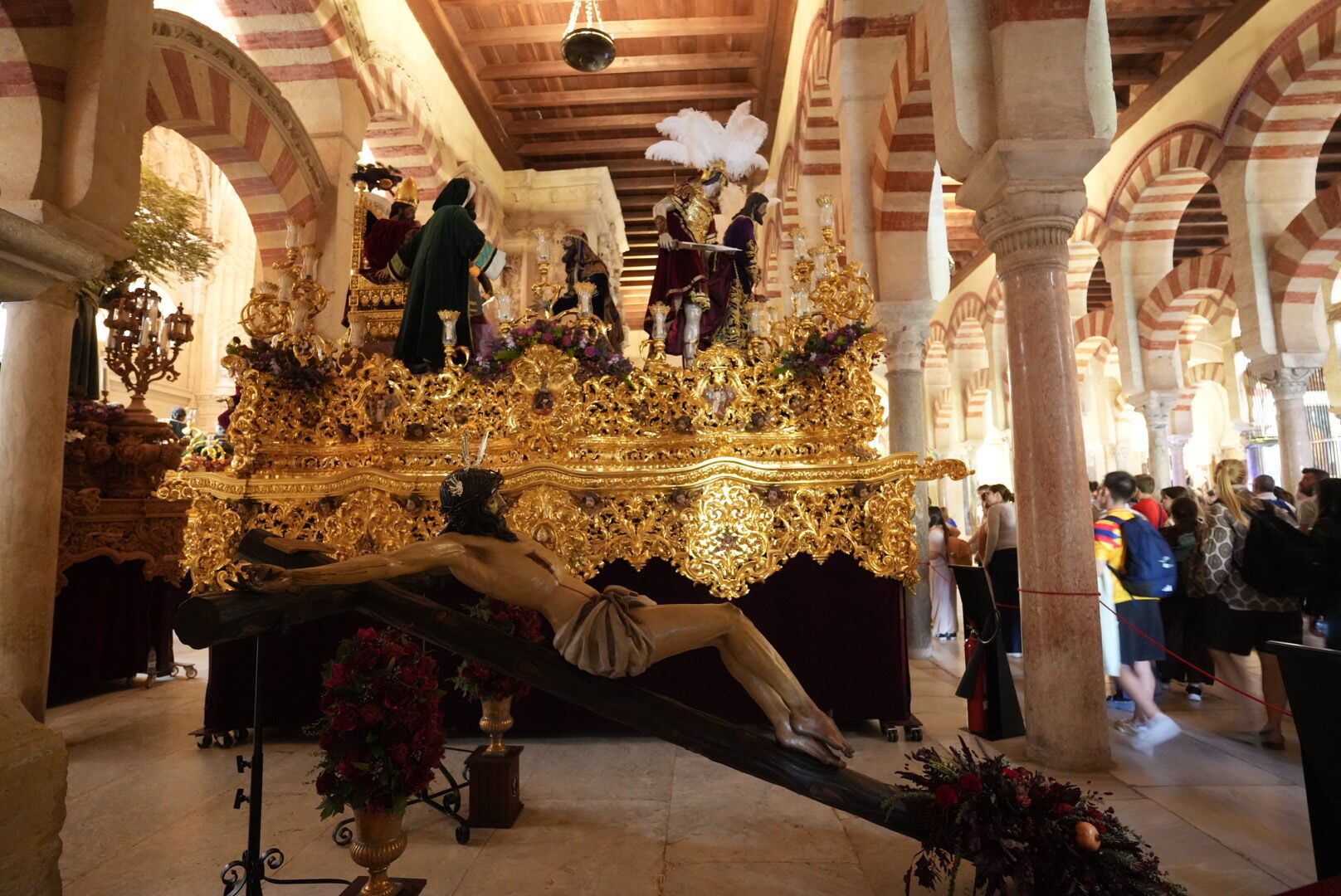 La imágenes del Magno Vía Crucis expuestas en la Mezquita Catedral