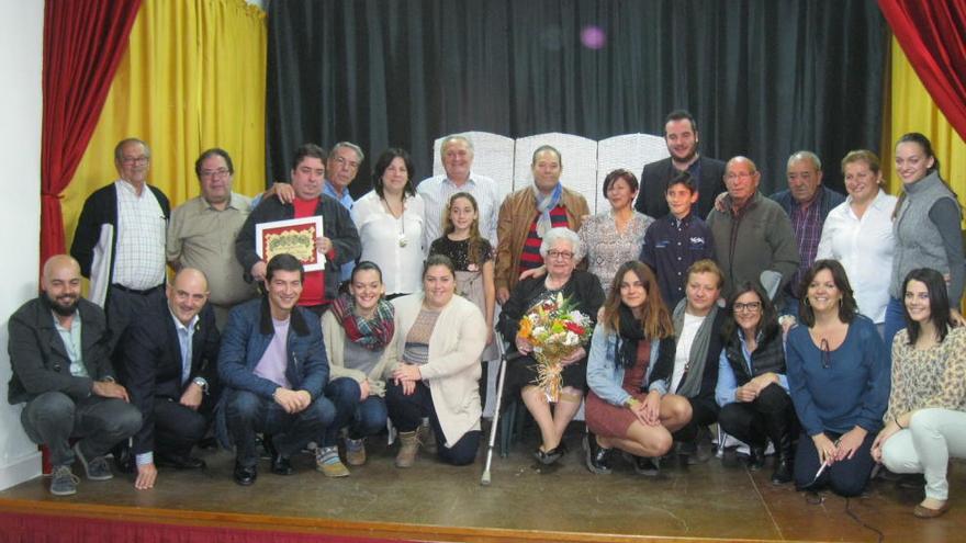 La homenajeada Teresa Fabra con los organizadores.