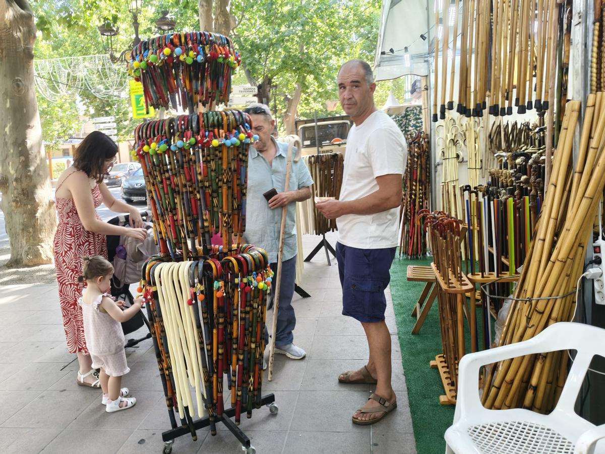 Los puestos de la Fira de Xàtiva ya están montados y acogen a sus primeros clientes