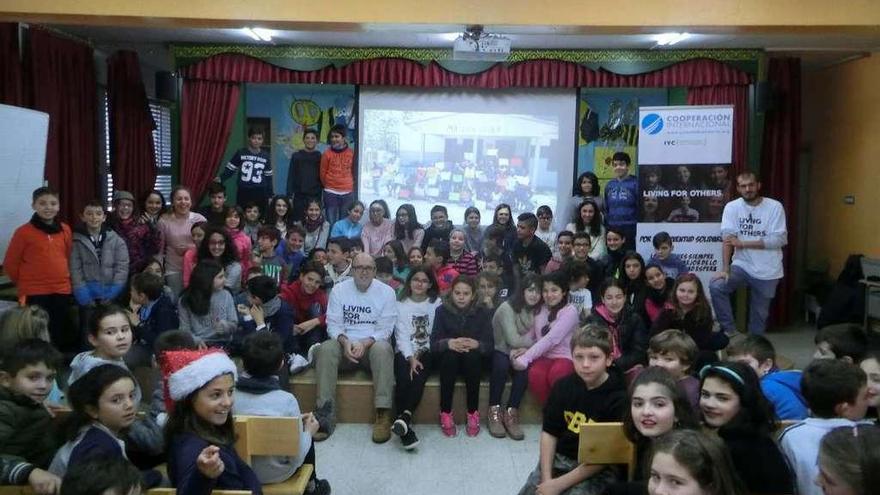 El alumnado del colegio Nº2 de Tui junto a los miembros de la ONG que llevaron al Congo el material escolar recaudado por ellos mismos. // D.B.M.