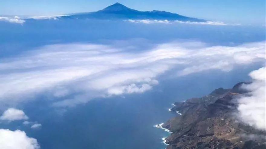 Aviso amarillo por viento y olas de hasta cinco metros en Canarias
