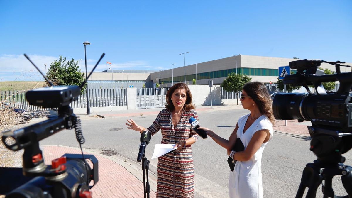 La delegada de Salud y Consumo de la Junta de Andalucía, María Jesús Botella, durante la rueda de prensa en la que ha anunciado la apertura en noviembre del nuevo hospital de Palma del Río.