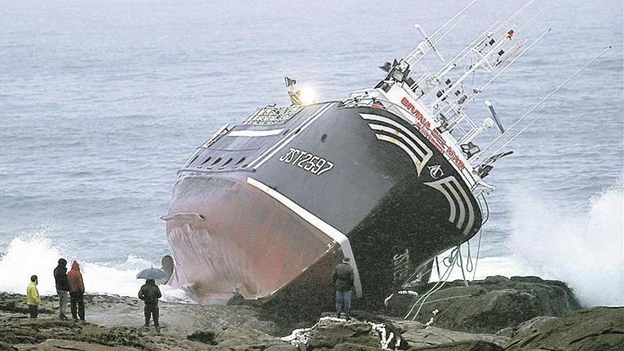 Fallece un marinero en la costa gallega al embarrancar su barco