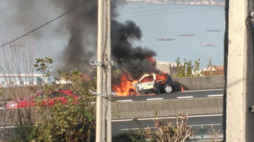 Imagen del coche ardiendo en la AP-9.