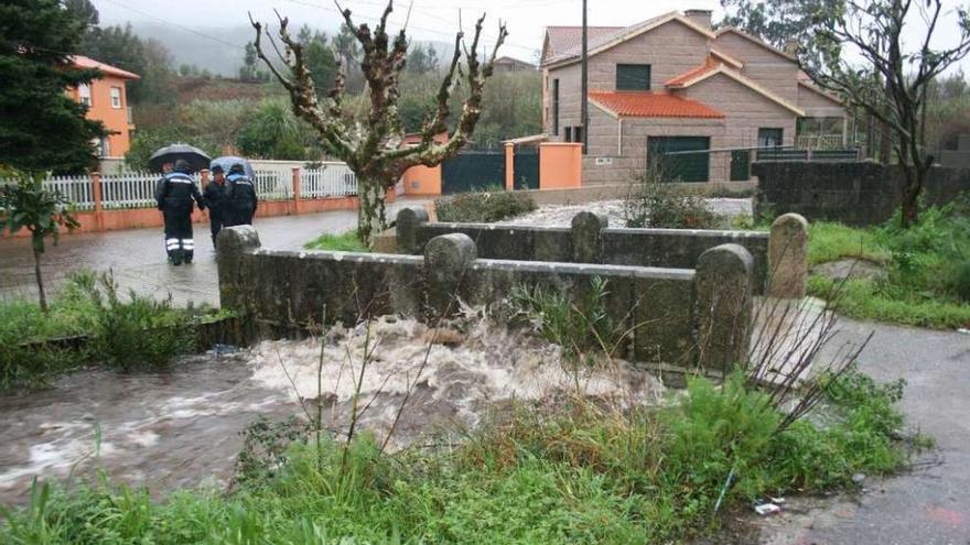 El río de Os Ladróns desbordó el viernes a la altura del puente de la Travesía Rosalía de Castro. // G.N.