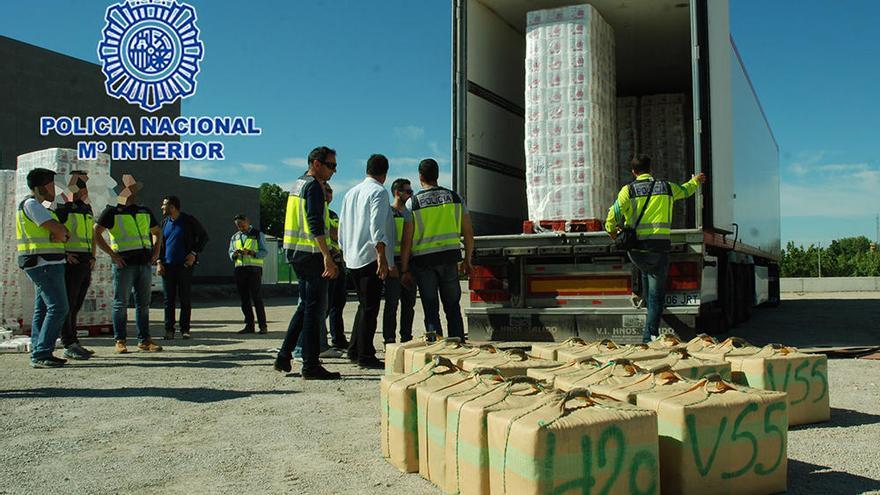 Se interceptó en la autopista AP-7, a la altura de Lorca un camión cuya carga legal estaba conformada por palés de papel higiénico y ocultos entre la mercancía se localizaron 20 fardos de sustancias estupefacientes