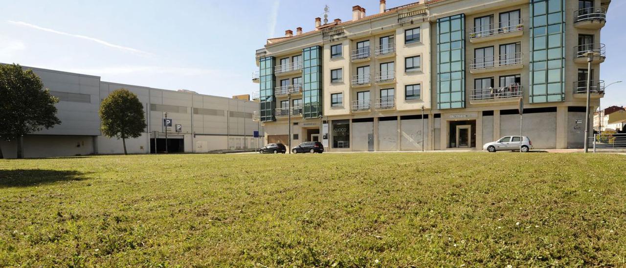 La parcela prevista, en la Avenida Cuíña, en el acceso al parking del centro comercial. |   // BERNABÉ/JAVIER LALÍN