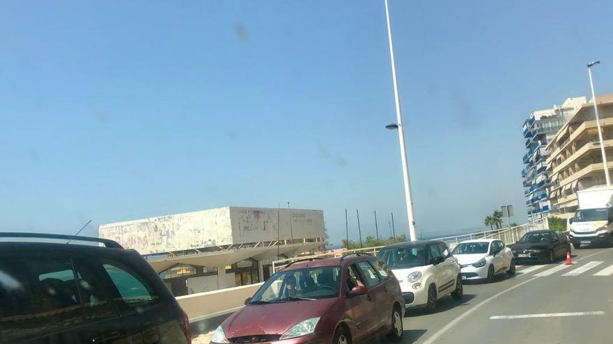 Coches parados ayer al mediodía en la ronda norte camino del faro