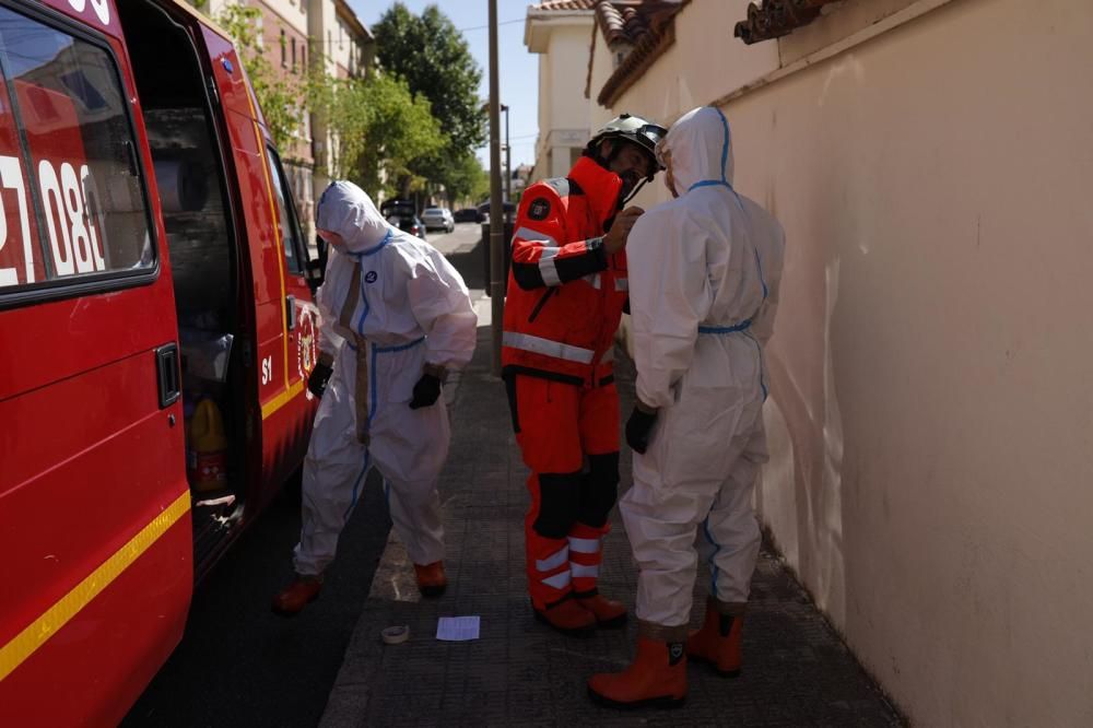 Aparatosa preparación para una rápida intervención de los bomberos ante la caída de una señora en su casa de Los Bloques