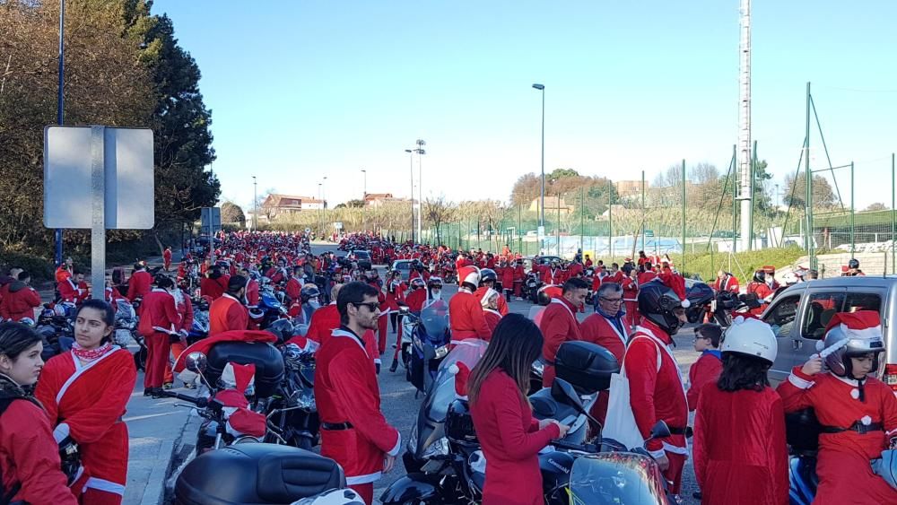 Un año más los papanoeles recorren las calles de Vigo, en un evento organizado por Moto Club Galicia y Revista Motera