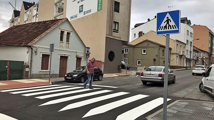 Paso de peatones en la avenida de Vilaboa. |   // LA OPINIÓN