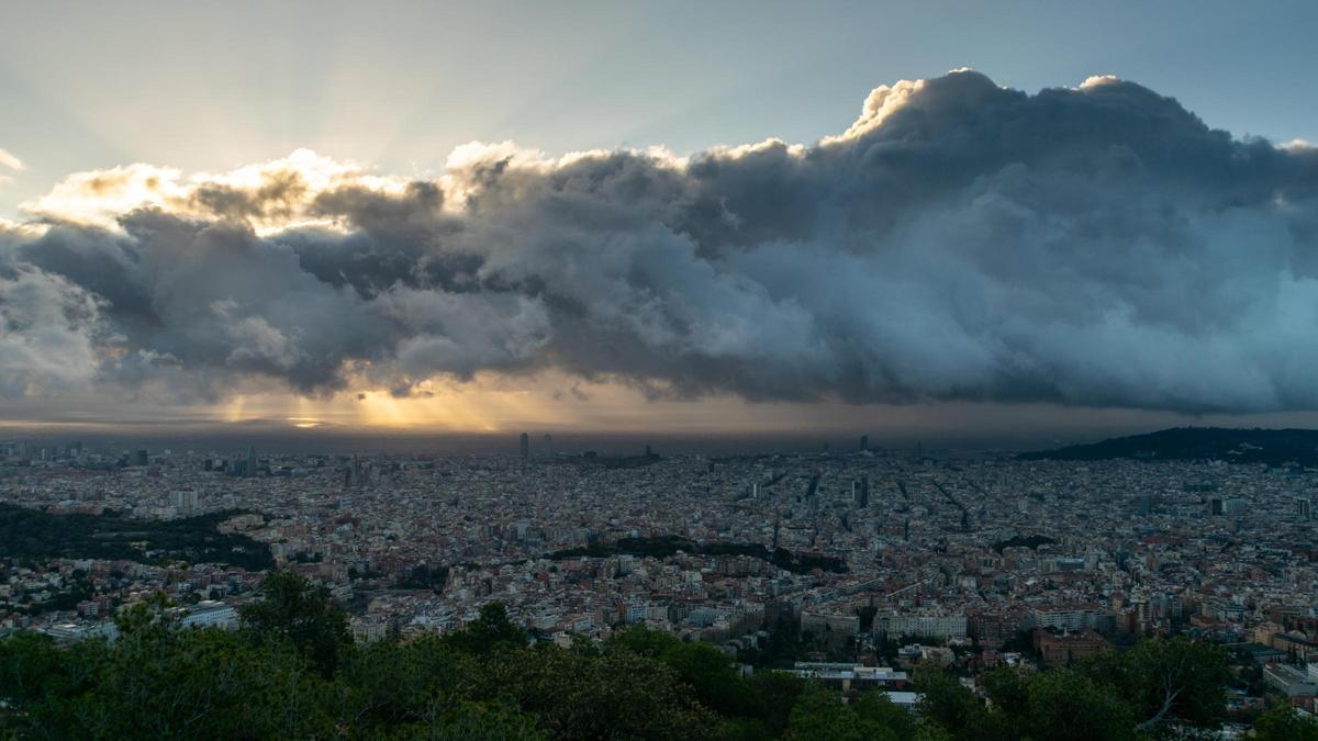 Un cumulus congestus dejaba caer un chubasco sobre el mar frente a Barcelona, a primera hora de la mañana del 23 de febrero del 2024