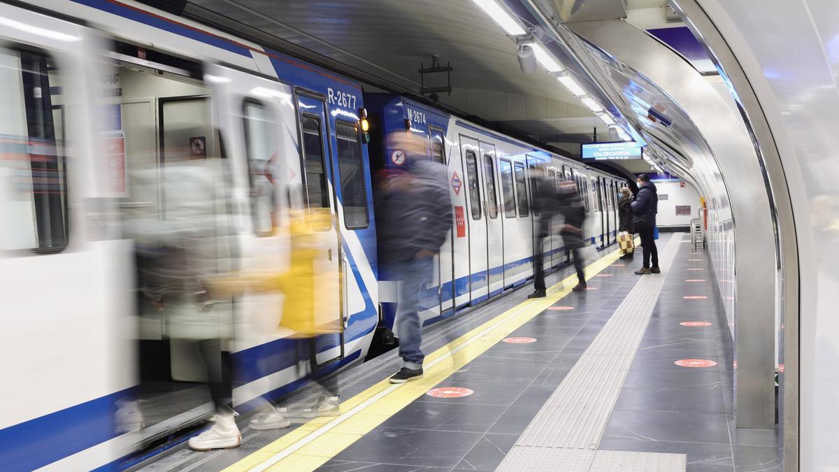 Varias personas entran en un vagón de la estación de Metro de Gran Vía, el día que se celebra la Cabalgata de los Reyes Magos, a 5 de enero de 2022, en Madrid (España).