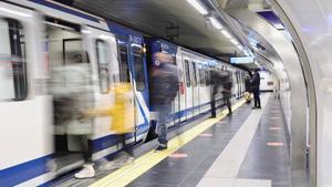 Archivo - Varias personas entran en un vagón de la estación de Metro de Gran Vía, el día que se celebra la Cabalgata de los Reyes Magos, a 5 de enero de 2022, en Madrid (España).