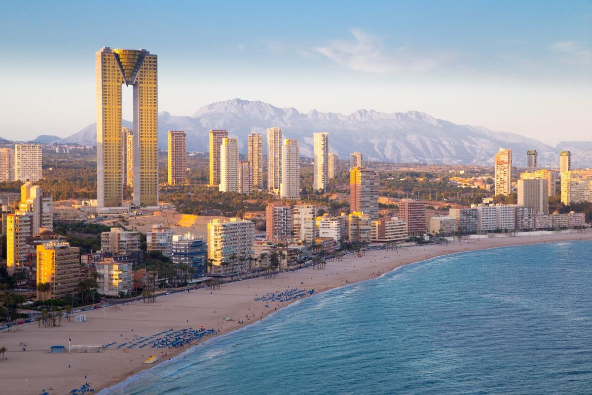 Skyline de Benidorm con el edificio Intempo presidiendo la ciudad