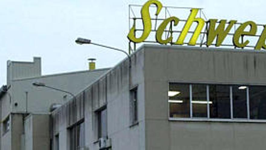 Exterior de la factoría de Schweppes, en el polígono arteixán de Sabón.