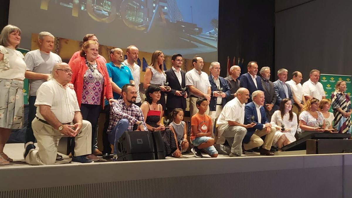 Los Guilandeiros, tras recibir el premio en la Feria de Muestras de Gijón. | R. A. S.