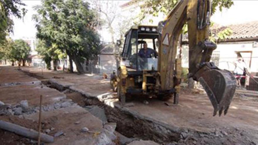 La barriada cacereña de Llopis Ivorra exige que se contraten más obreros para agilizar las obras