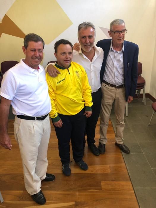 La UD Las Palmas dona ropa deportiva para los afectados del incendio de Gran Canaria